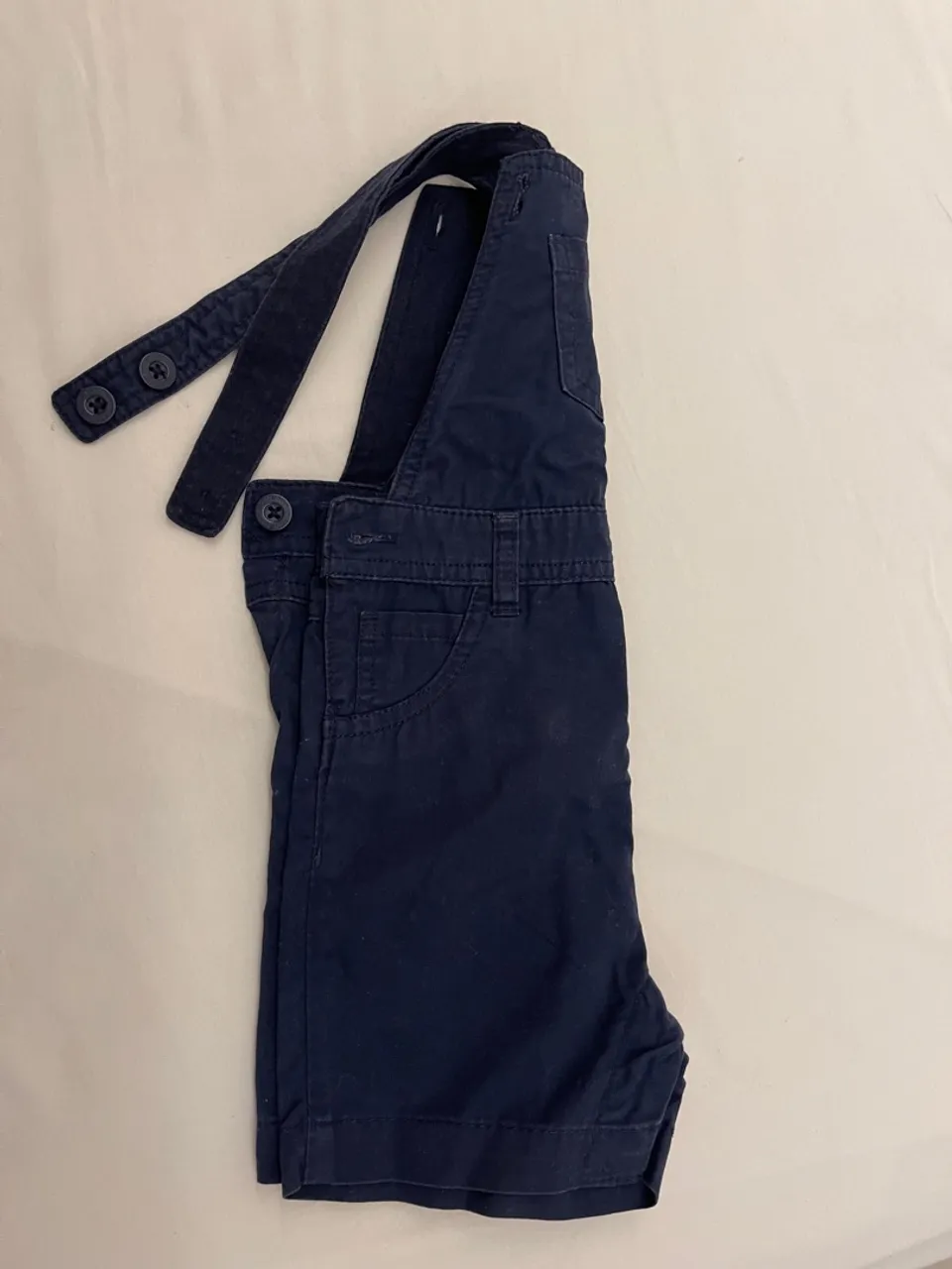 Conjunto macacão jeans e camiseta branca
