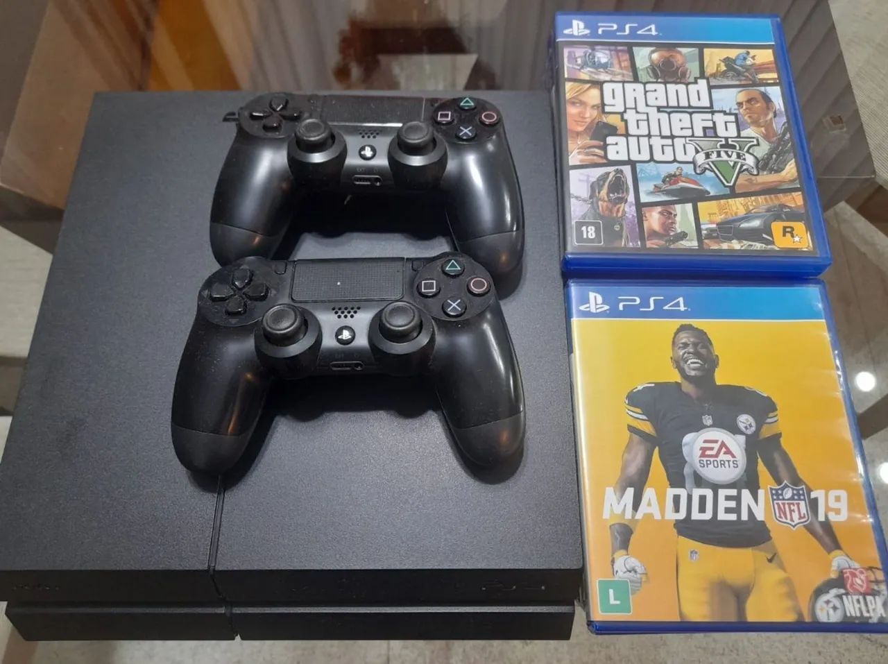 Ps4 normal + 2 controles originais + jogos
