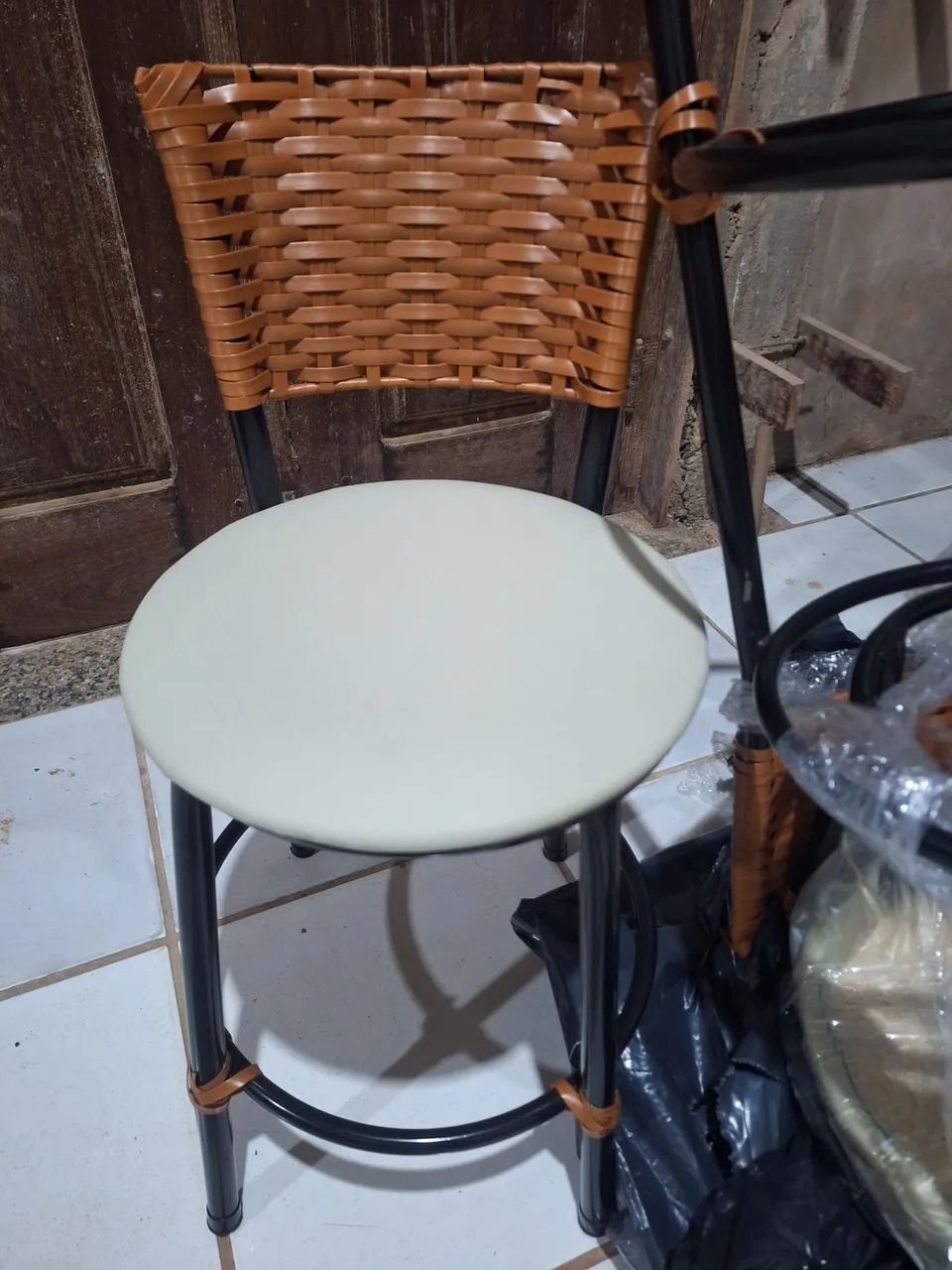 Banqueta baixa 4 und por 350 (nunca usadas)