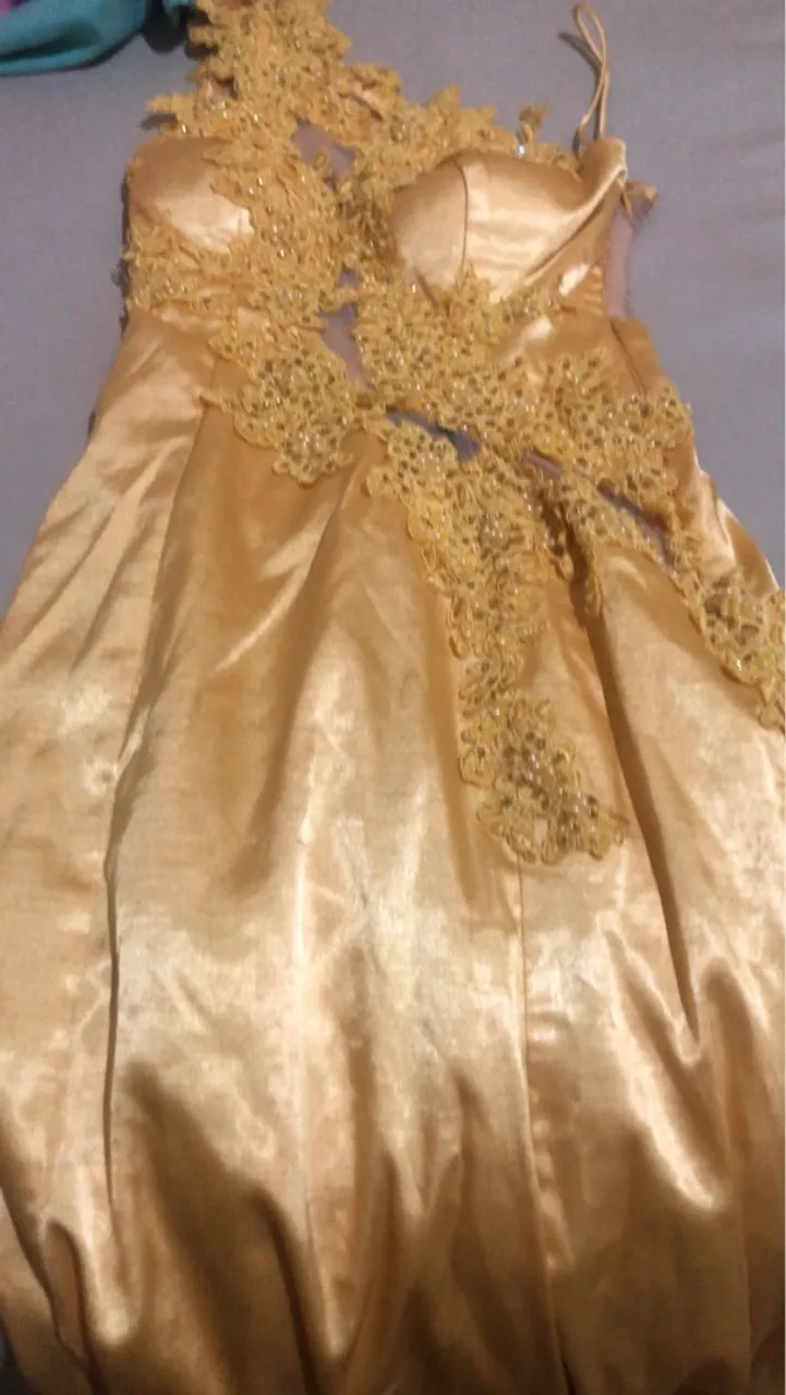 Vestido de Festa Dourado com Detalhes