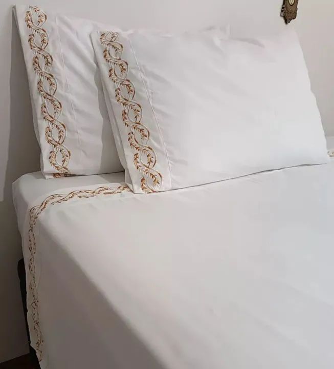Kit de lençóis king branco bordados nas fronhas e lençol de cima  - Foto 5