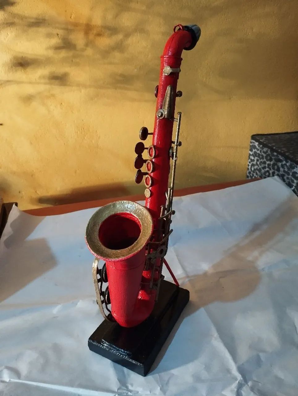 Saxofone Decorativo Vermelho com base em granito 