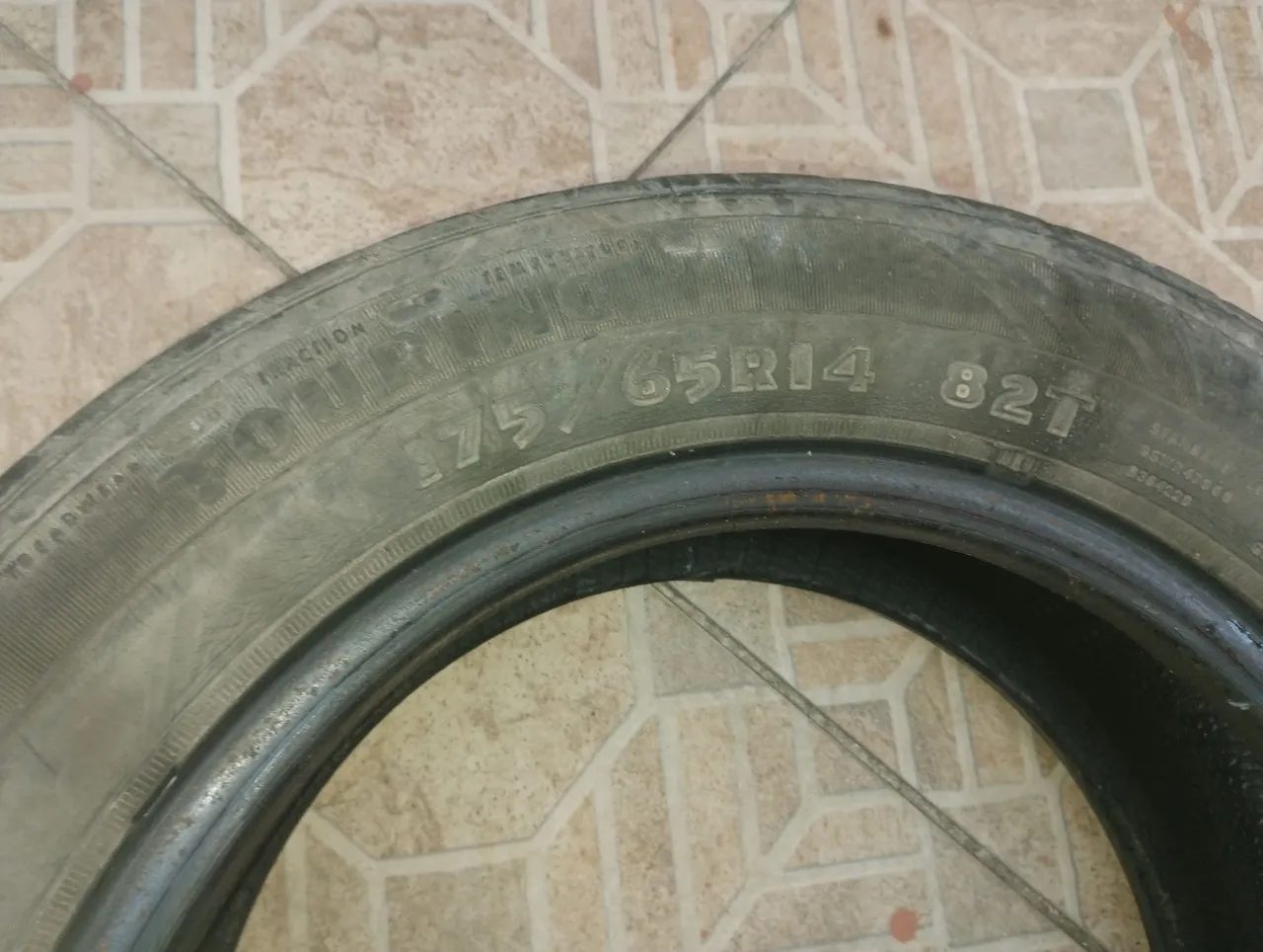 Pneu 175/65R14 82T