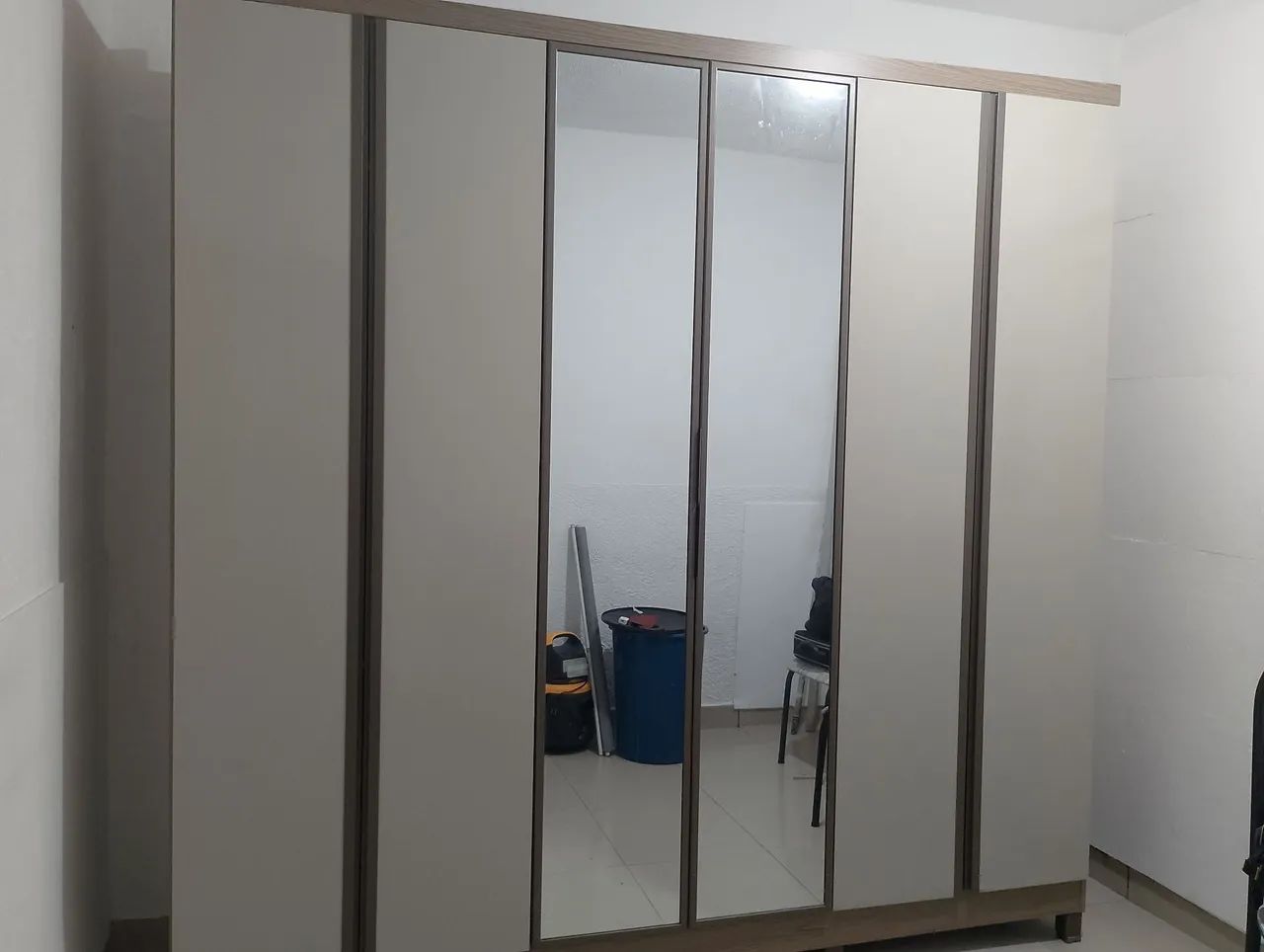 Guarda-Roupa de 6 Portas com Espelho