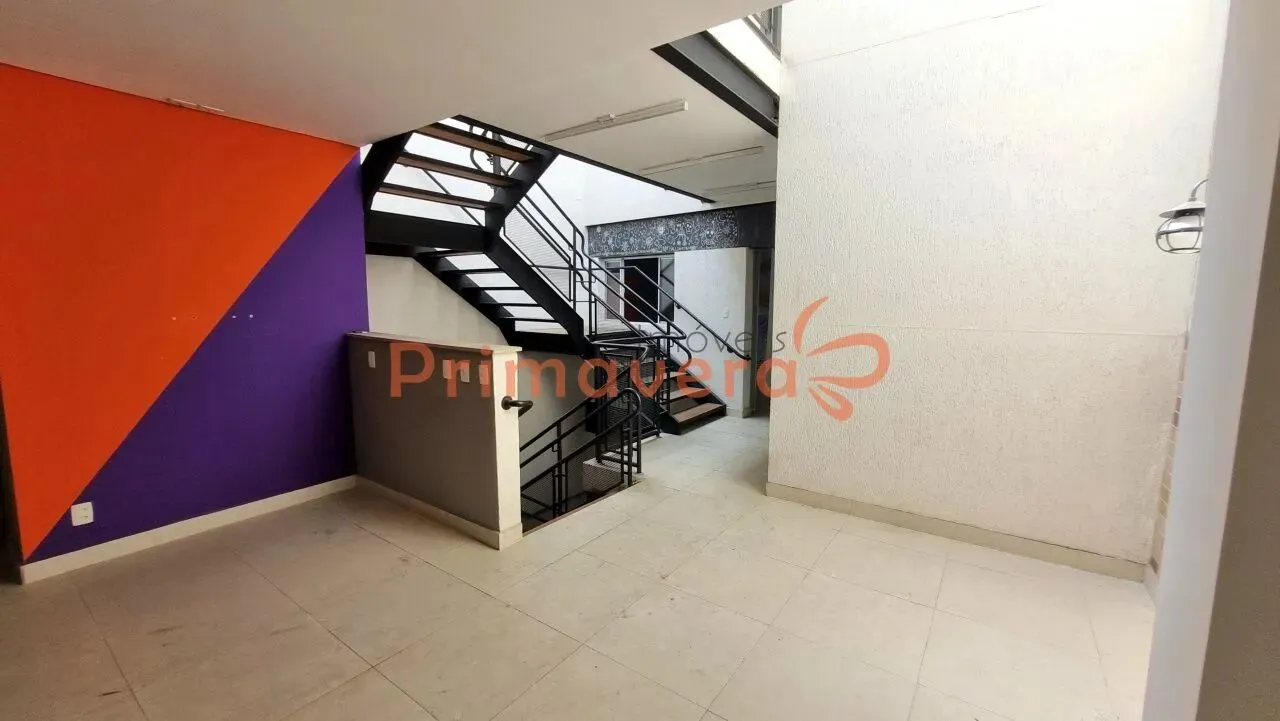 Prédio comercial para locação na Av. Paula Ferreira com 366m, 3 andares, 15 salas e elevad