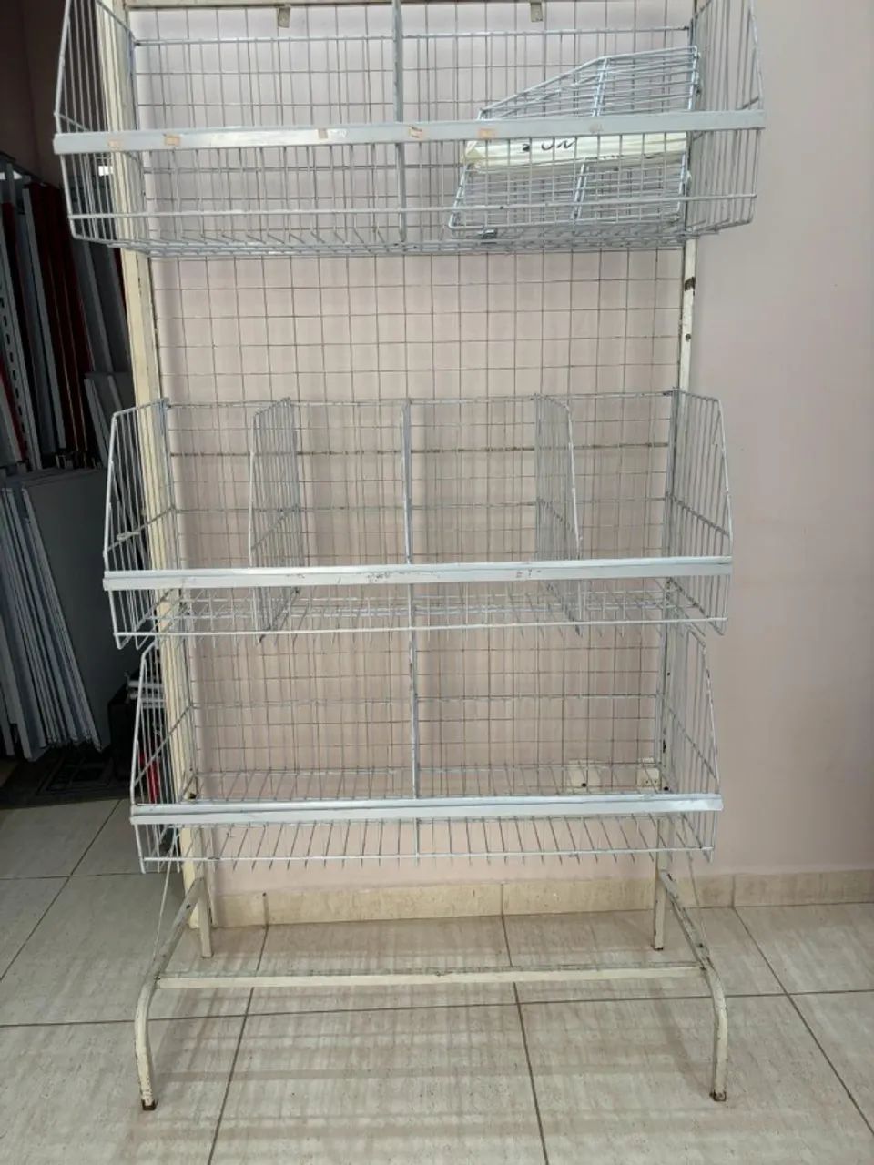Expositor Aramado de Chão 3 Cestos duplos - Foto 3