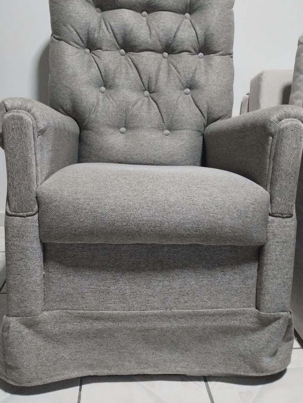 Poltrona Cinza Confortável com Puff - Foto 2