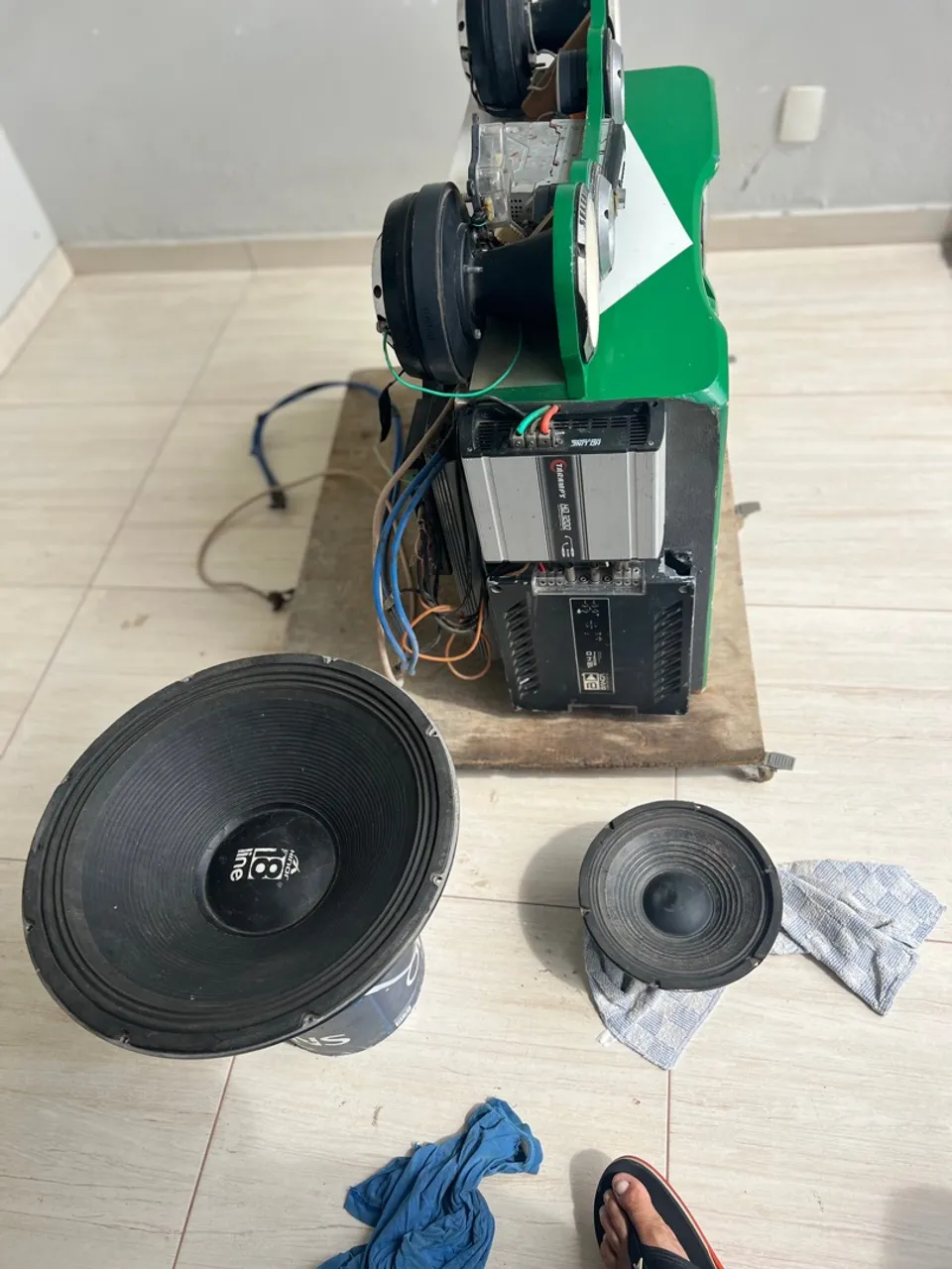 Som automotivo completo com alto-falantes e amplificadores