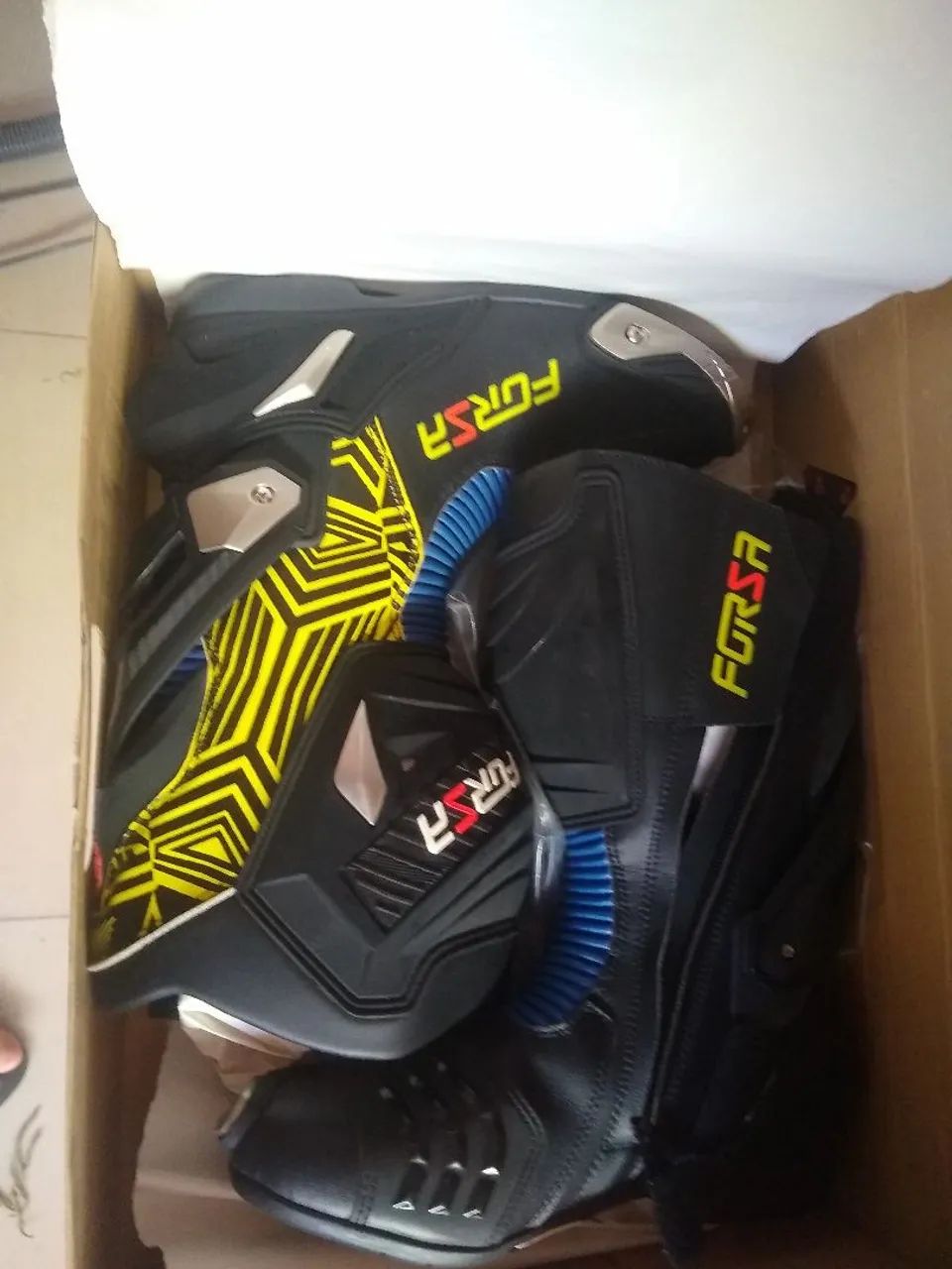Bota Hornet Forza Black Blue Yellow Fluor - Foto 2
