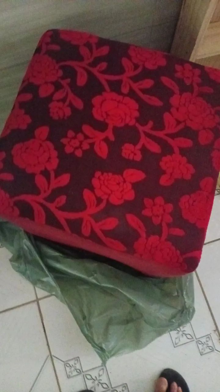 Um puff  grande caducado vermelho lindo