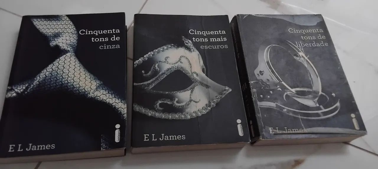 Livros Cinquenta Tons de Cinza.
