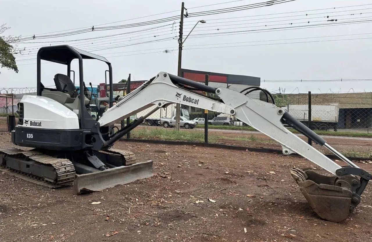 Miniescavadeira Bobcat E35 ano 2015, com 8.650 horas, em SP - Foto 4