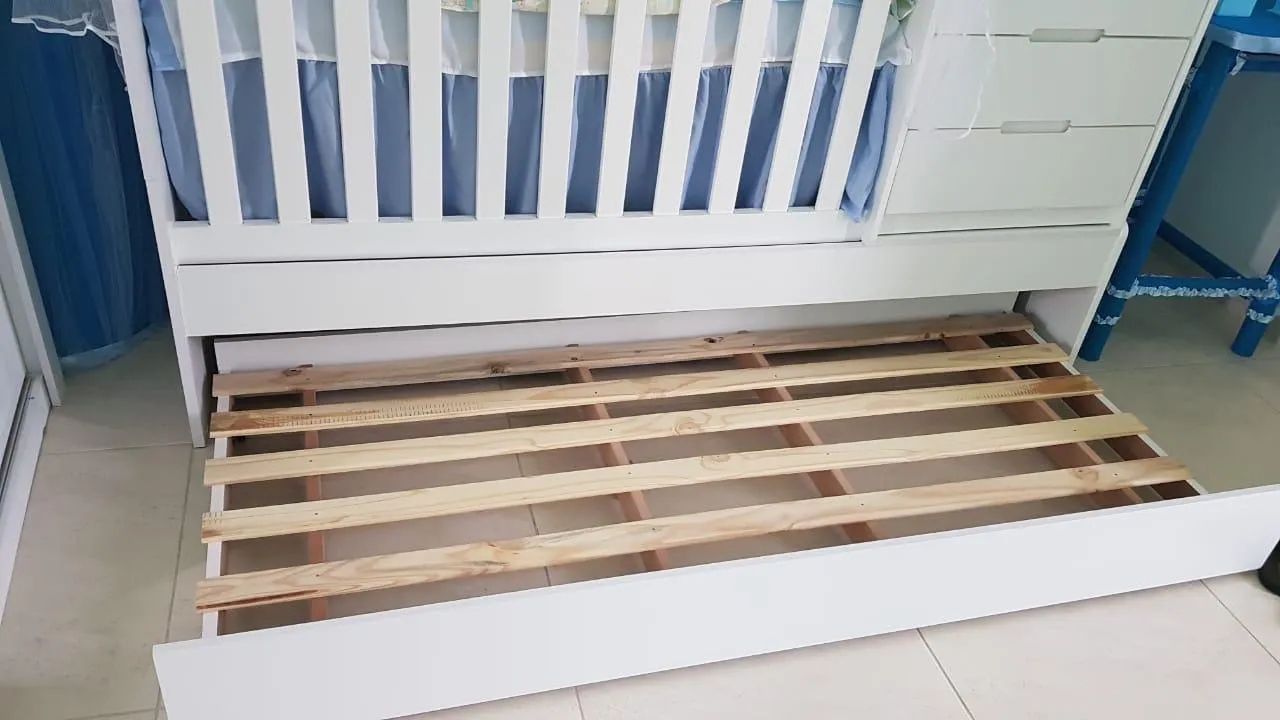 Berço vira cama e cômoda e têm cama auxiliar 