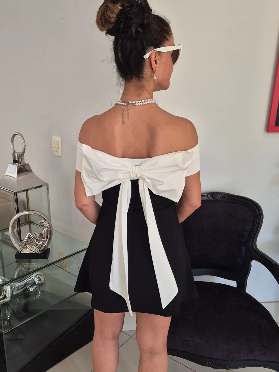 Vestido curto preto com branco  e laço grande  - Foto 3