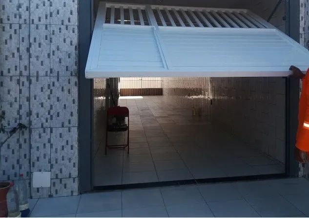 Serviços de serralheria em aço (ferro) e alumínio.