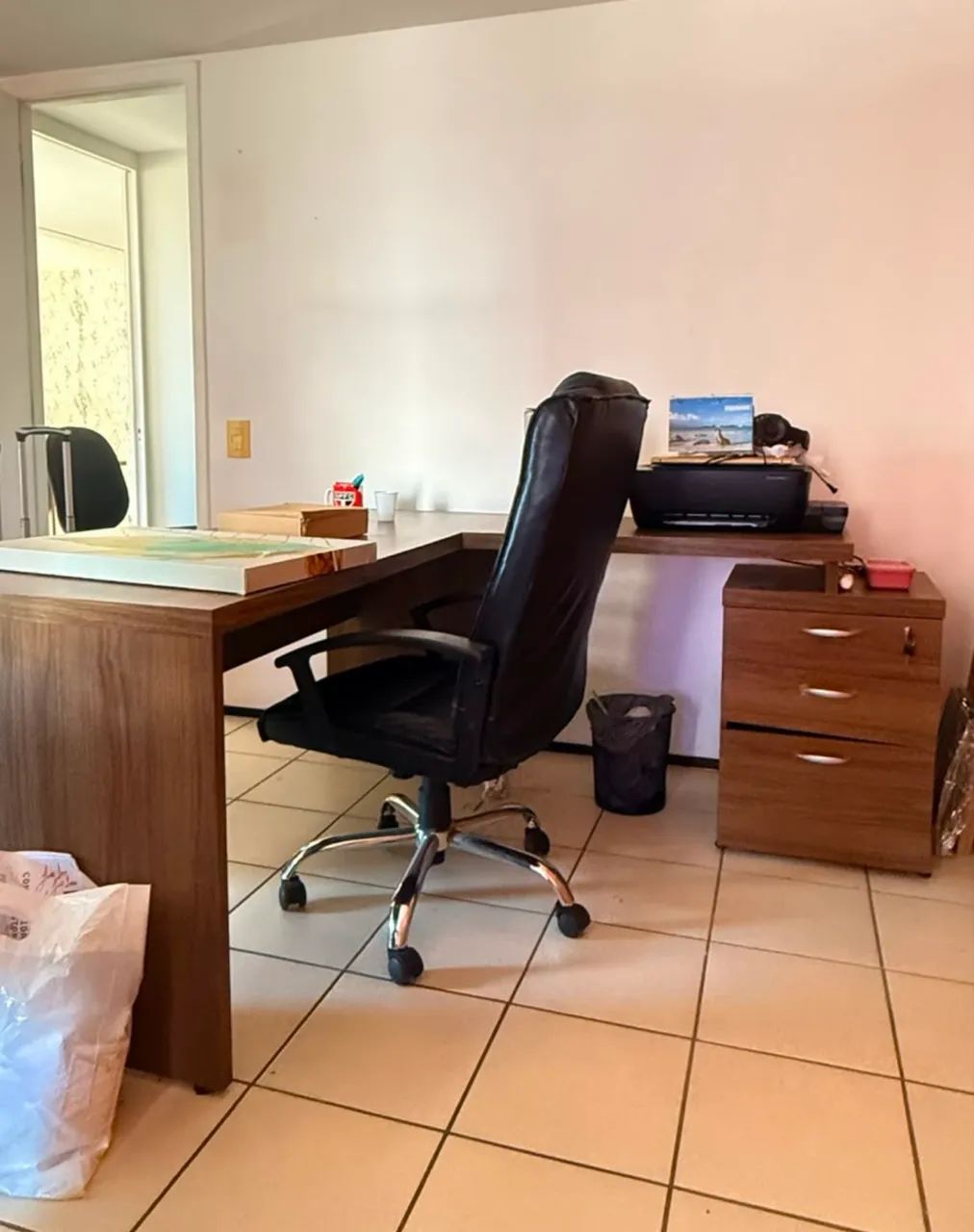 MESA DIRETOR COM GAVETEIRO ESCRITÓRIO 