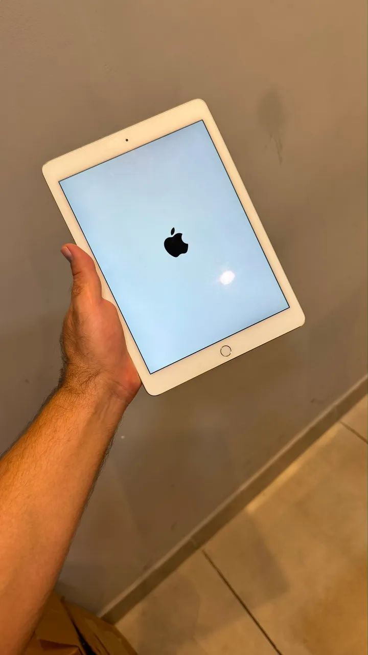 iPad bem conservado com 32 gigas e vai com um cabo pra carregar  - Foto 3