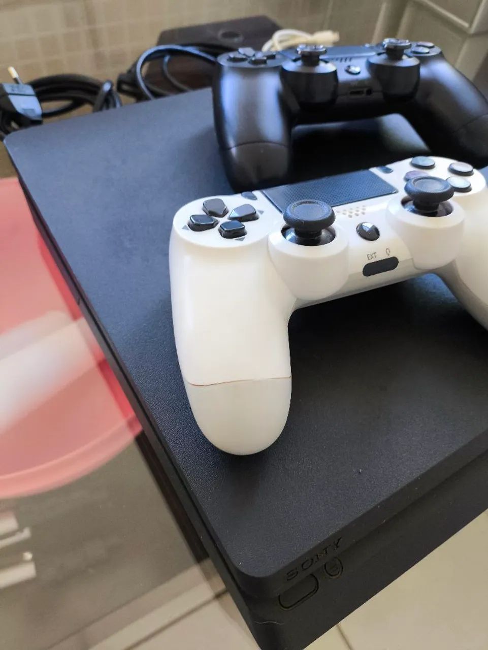 PS4 SLIM - 1T - 2 CONTROLES  - Foto 2