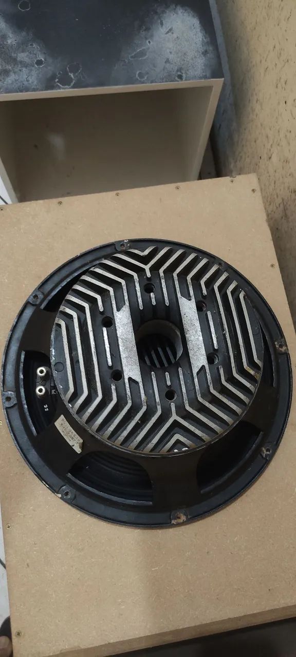 Vende-se alto falante de 15 polegadas com 2500 RMS 