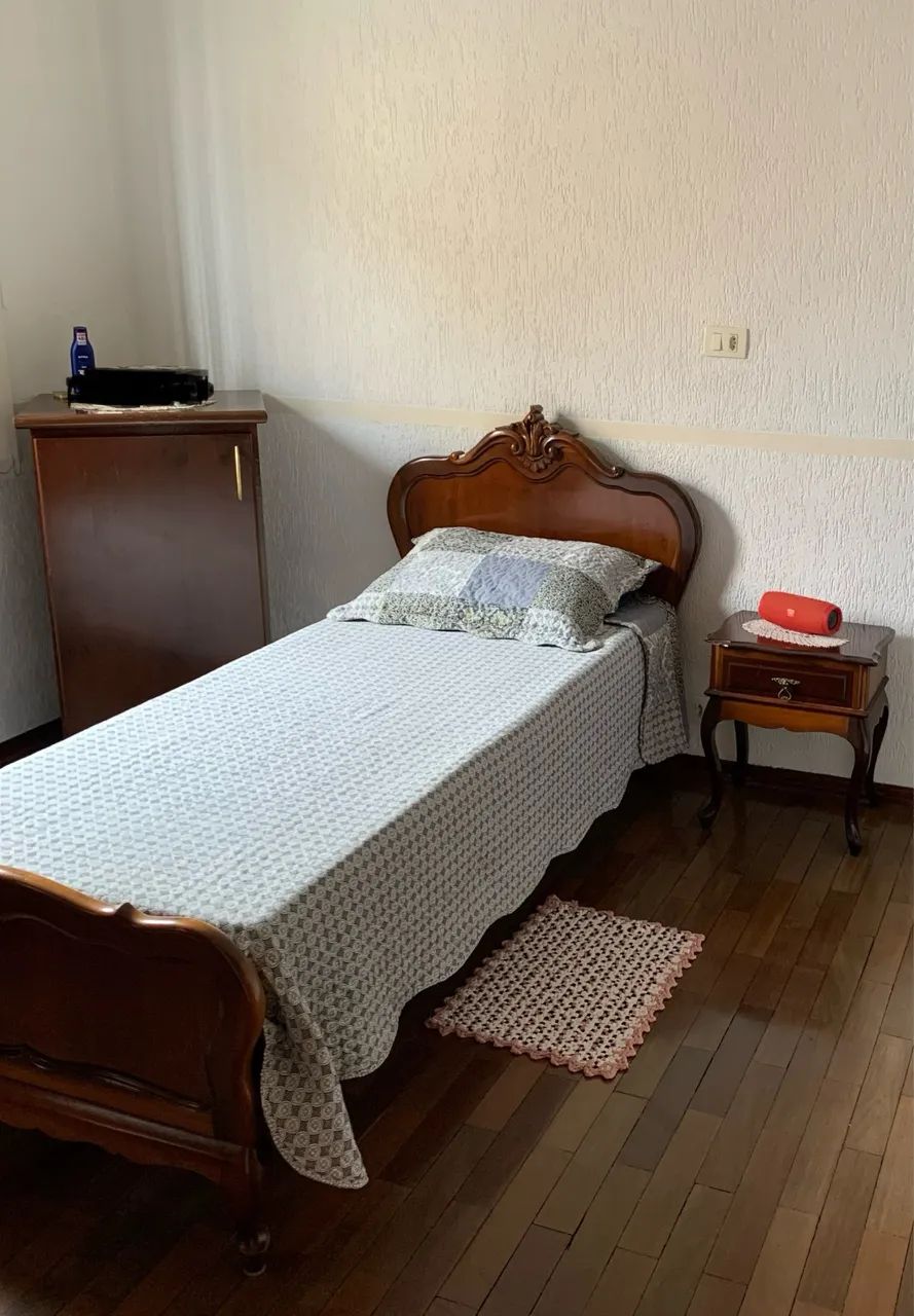 Cama de Solteiro Antiga em Madeira - Estilo Clássico com Cabeceira Trabalhada