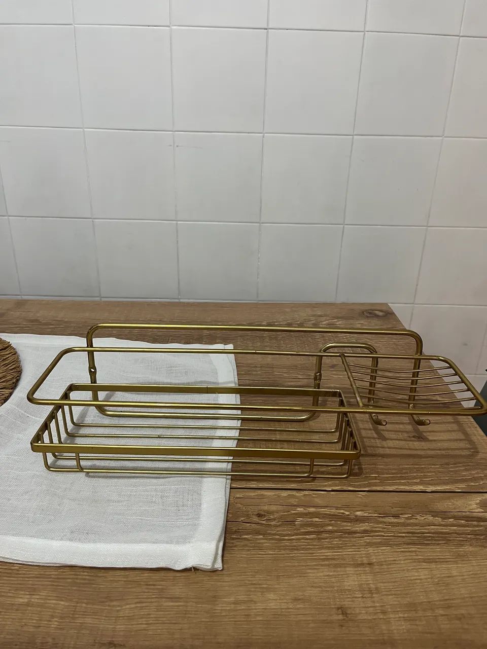     Suporte organizador dourado para banheiro 