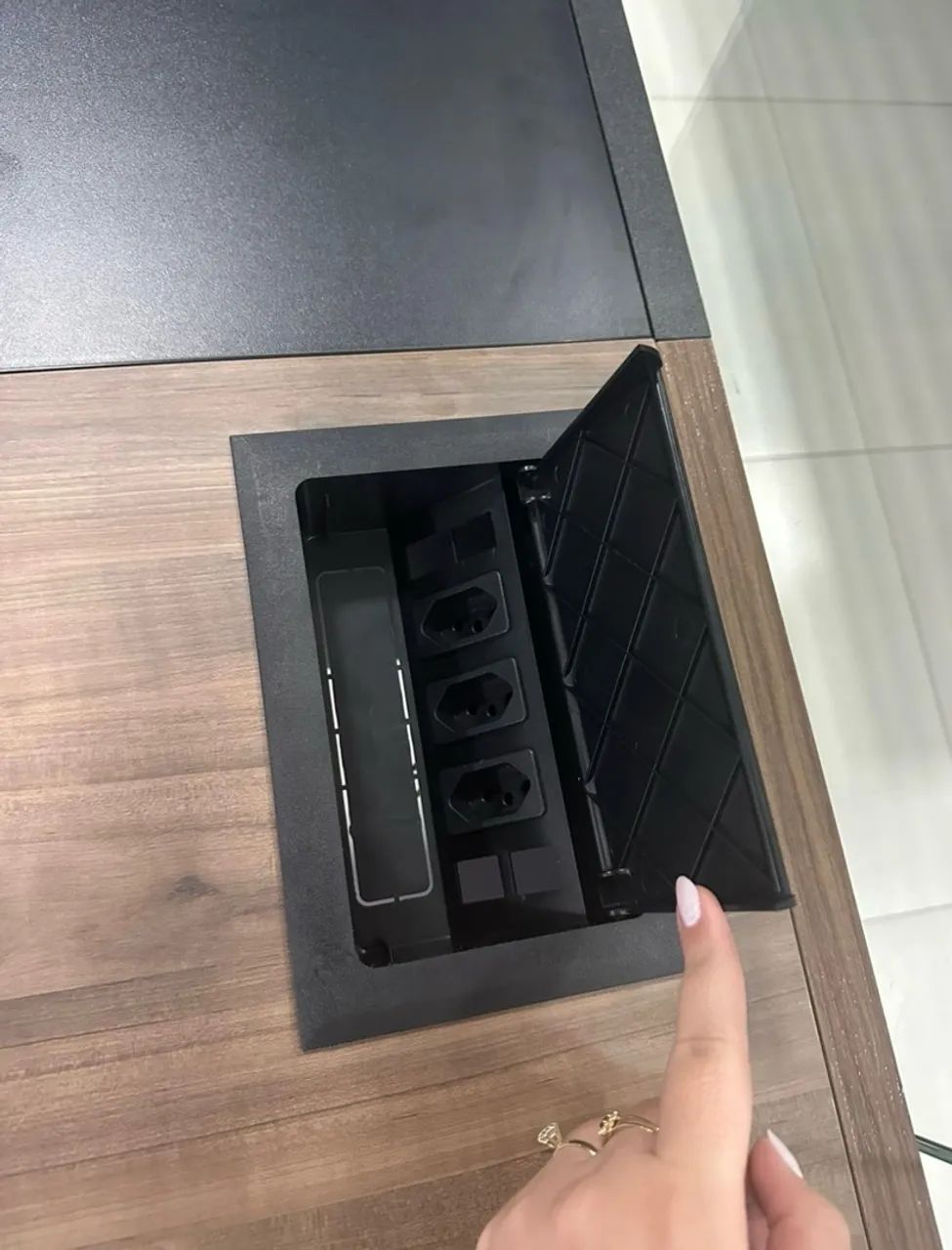 VENDO MESA DE ESCRITÓRIO COM GAVETAS E TOMADAS  - Foto 2