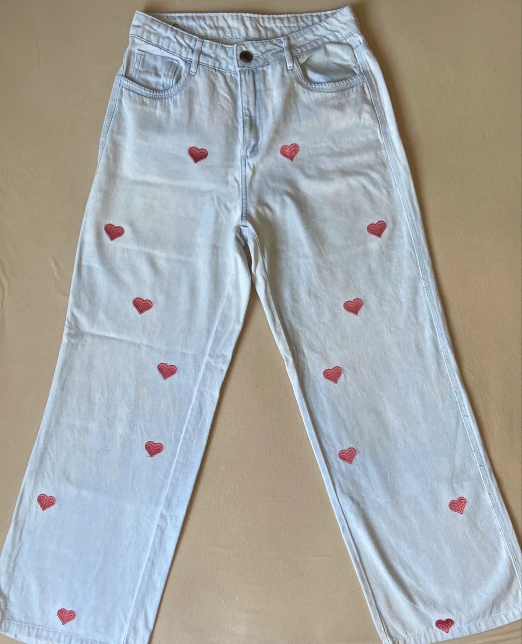 Calça jeans com corações rosa 40