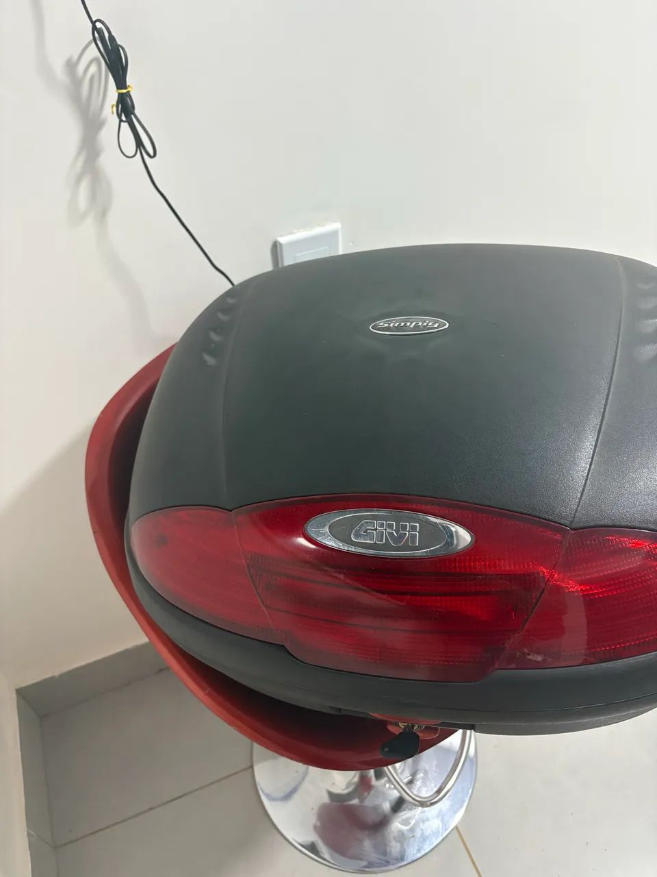 Baú de moto GIVI 45 litros semi novo com base completa - Foto 3