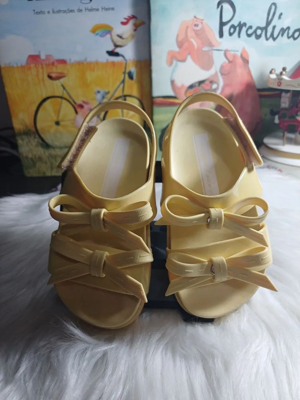 Sandália infantil Mini Melissa amarela de lacinhos, semi-nova.  - Foto 3