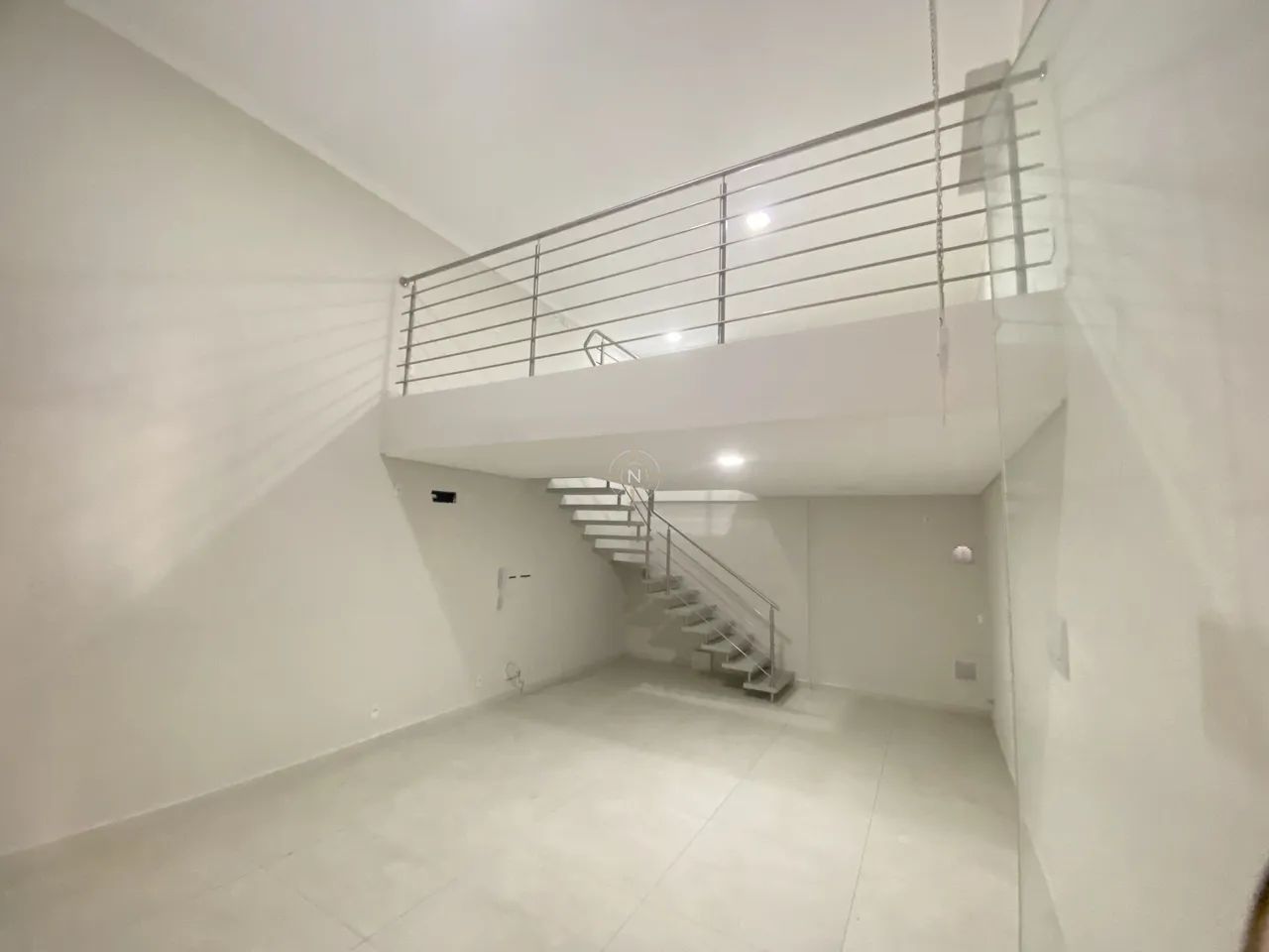 Loja Comercial com Mezanino em Galeria Aberta - Praia dos Ingleses - Foto 2