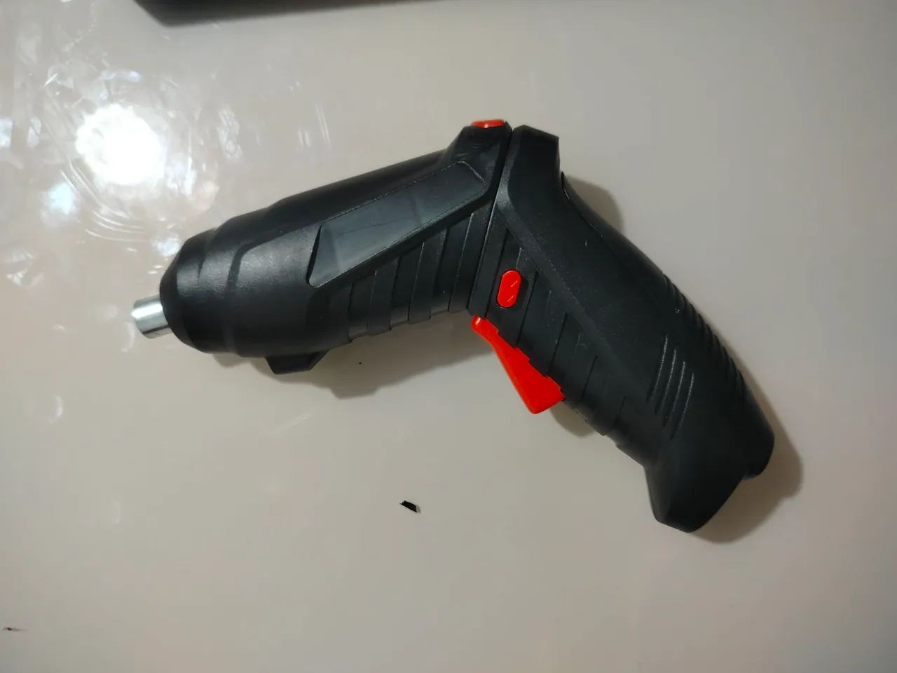 Parafusadeira a bateria com maleta - NOVA