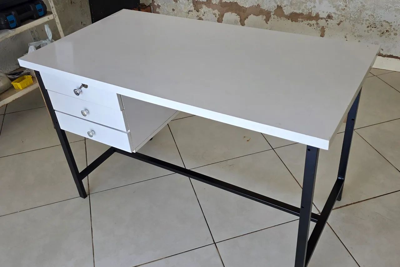 Mesa com 3 gavetas - Foto 2