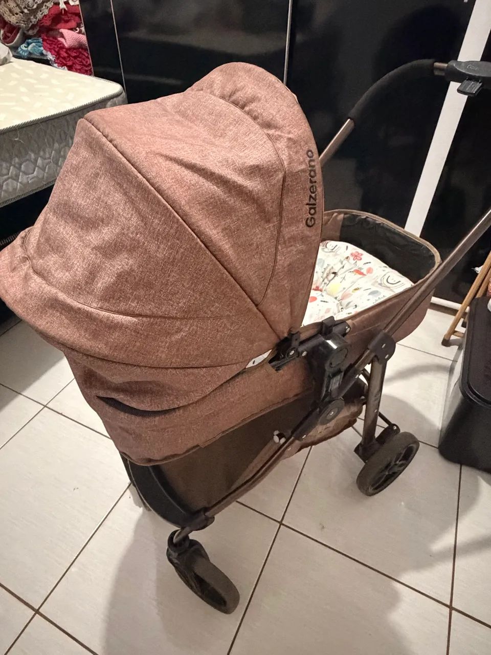 Carrinho de bebê c/ bebê conforto + base 