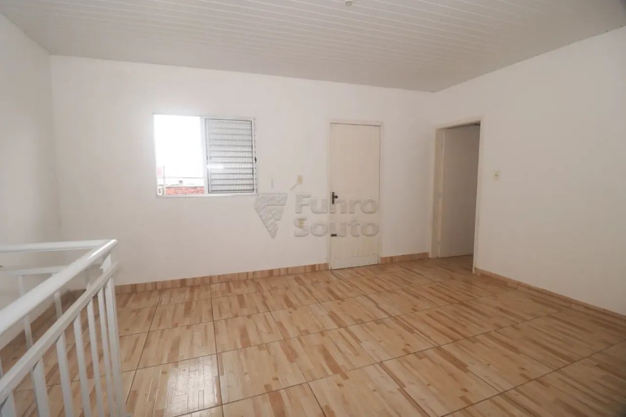 Sobrado com 2 dormitórios, terraço e amplo pátio no Fragata - Foto 3