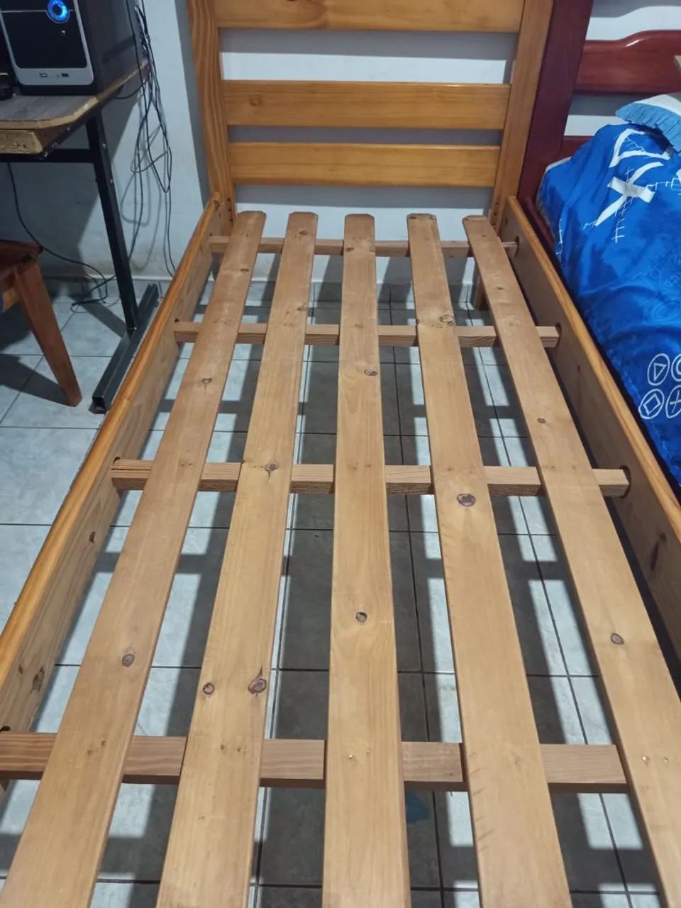 Vendo camas de solteiro em ótimo estado de conservação. (Sem colchão) 150 Cada - Foto 2