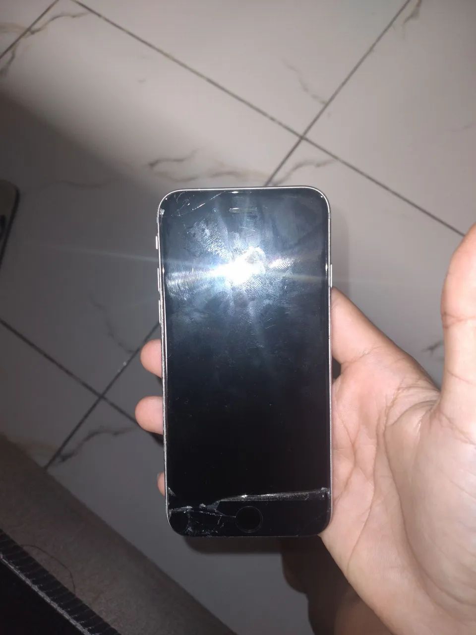 Iphone 6s travado na logo da maça