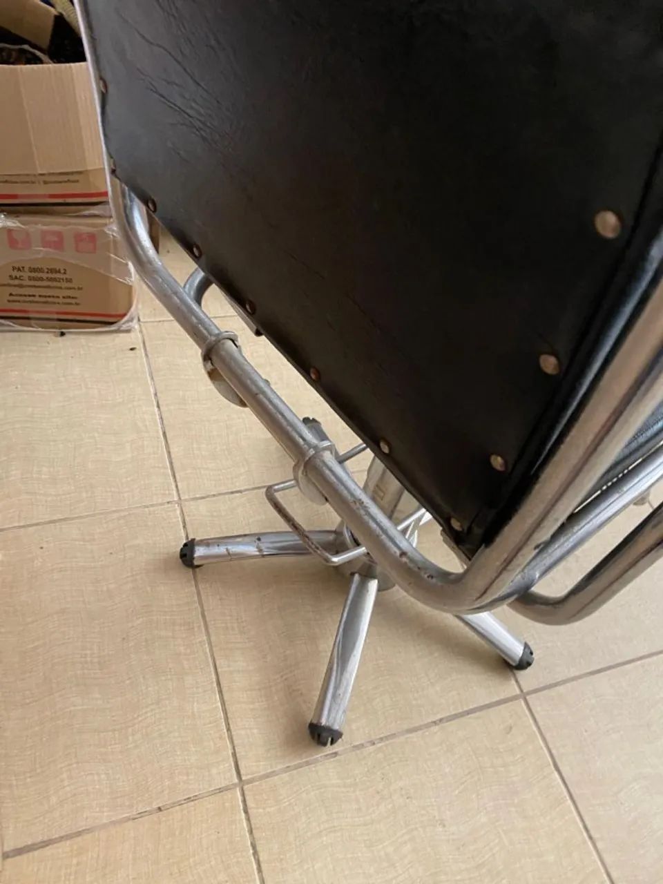 Cadeira de Inox Quadrada Couro (Preta) com Pedal - Foto 4