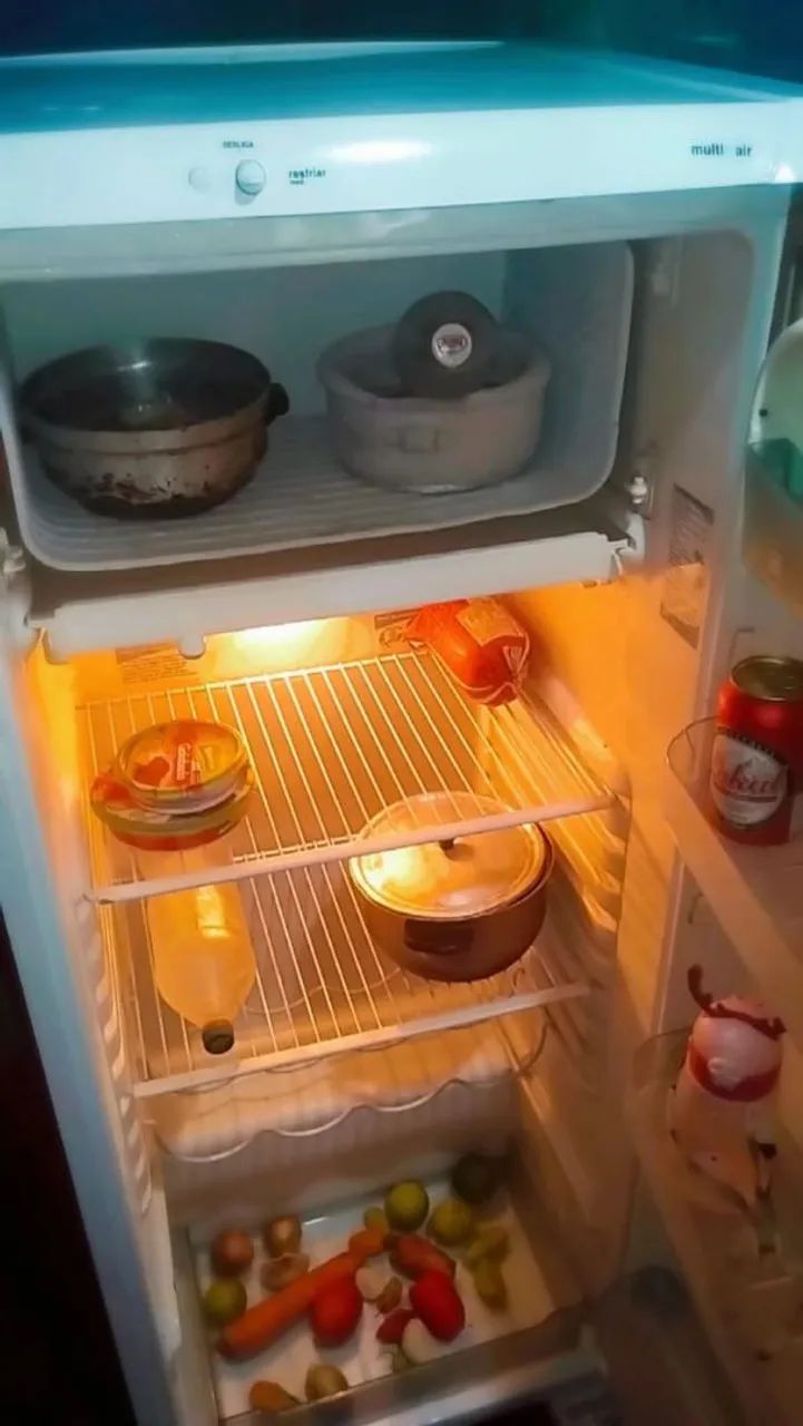 Vendo essa geladeira gelando perfeitamente energia 110  - Foto 6
