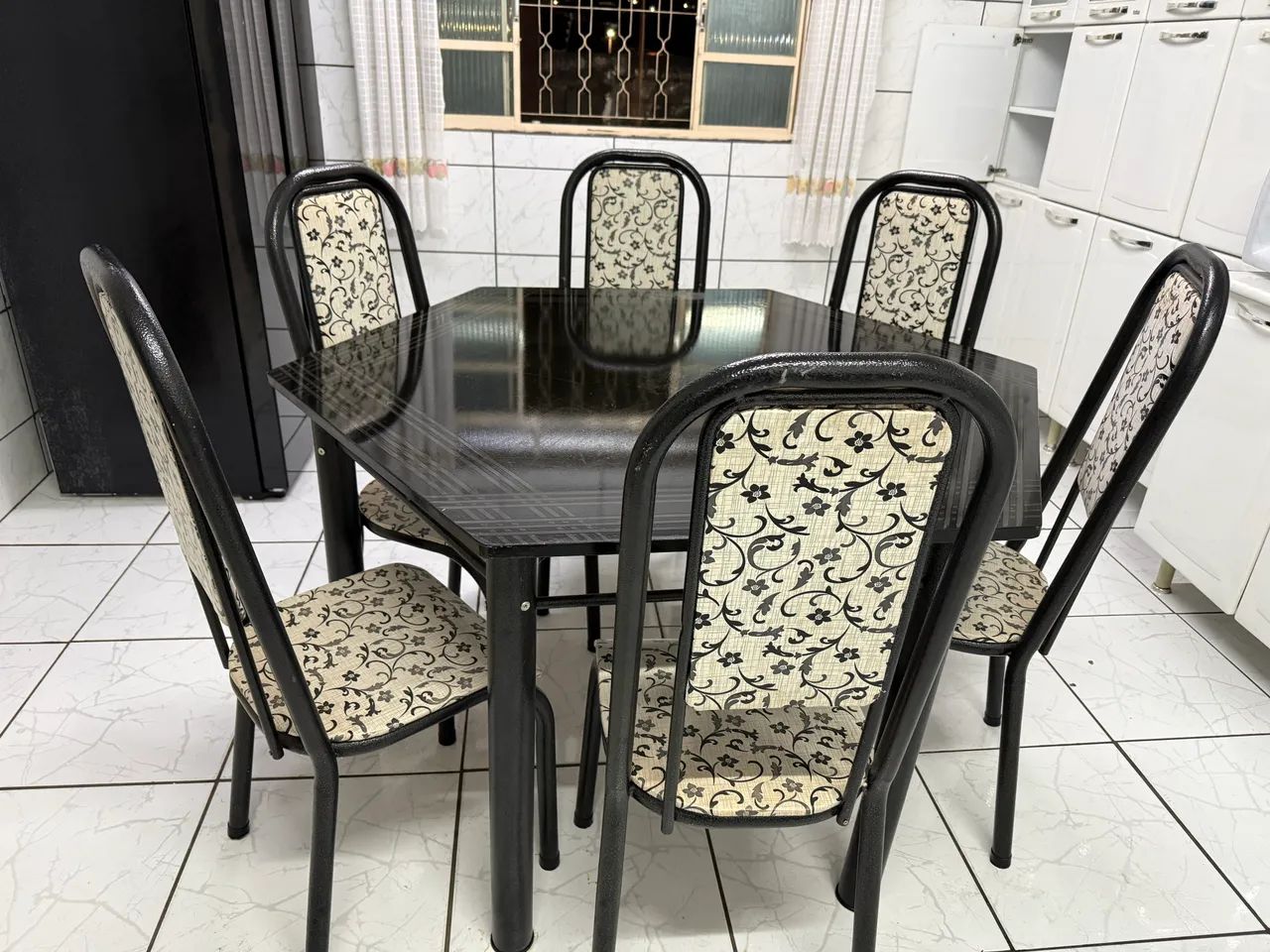 Mesa com tampo de mármore hexagonal 6 cadeiras  - Foto 5