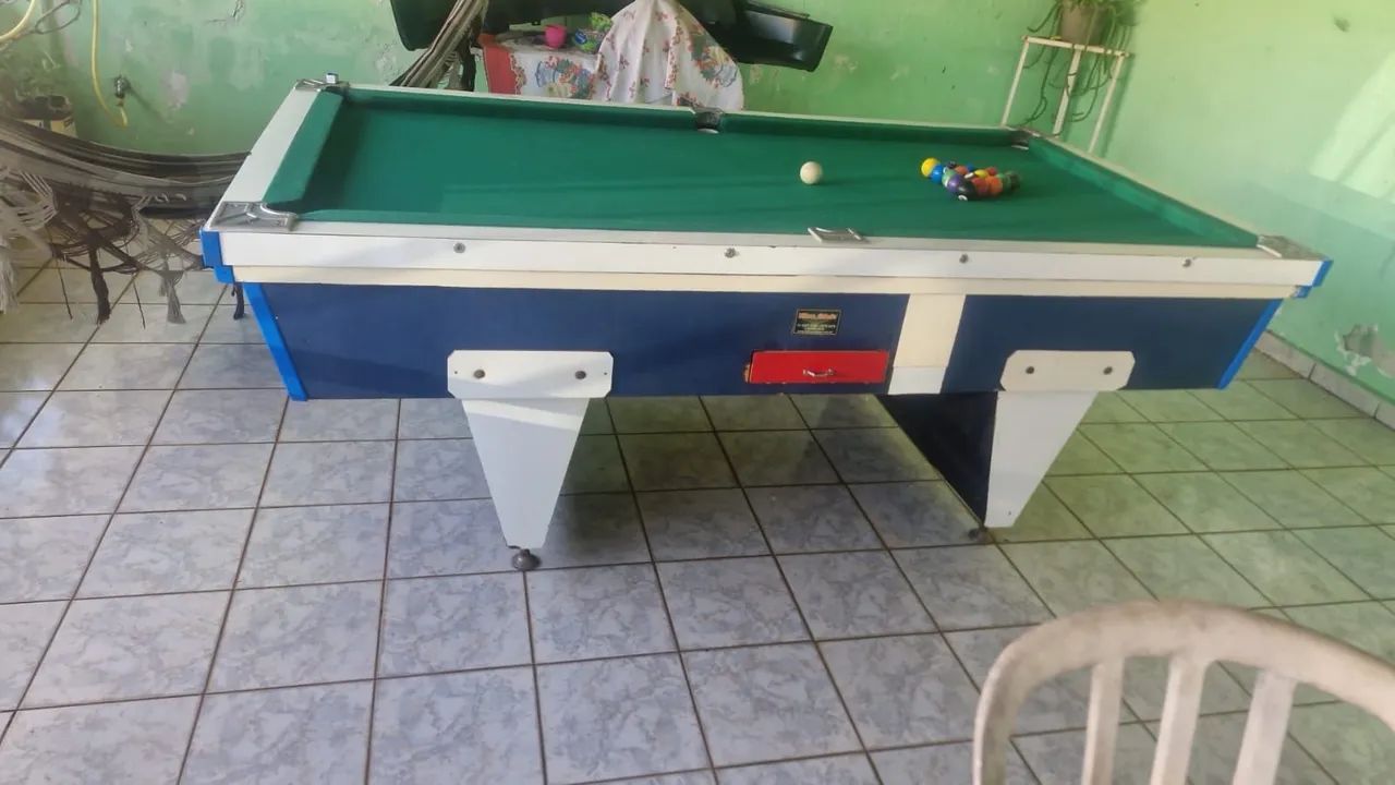 Mesa de sinuca semi nova, acompanha 2 tacos e suporte dos tacos - Foto 3