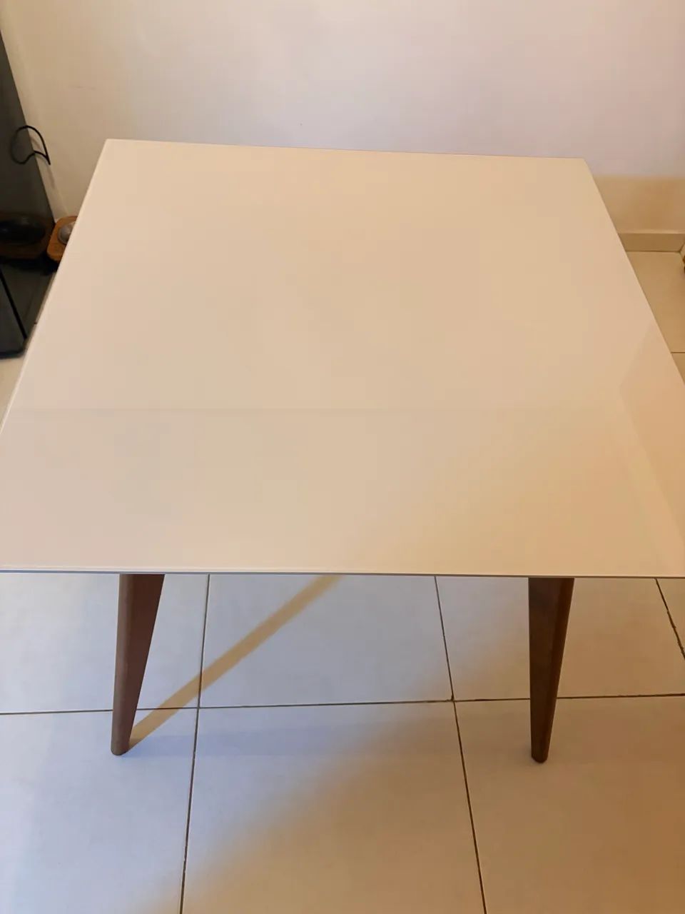 Mesa de jantar 90 x 90 cm e três cadeiras, modernas e elegantes. Sem avarias. - Foto 3