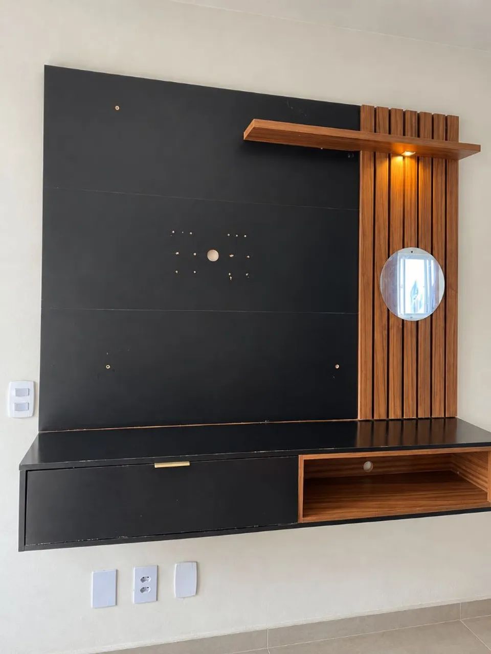 Painel para TV de até 55 polegadas com rack suspenso, ripado e iluminação - Foto 4