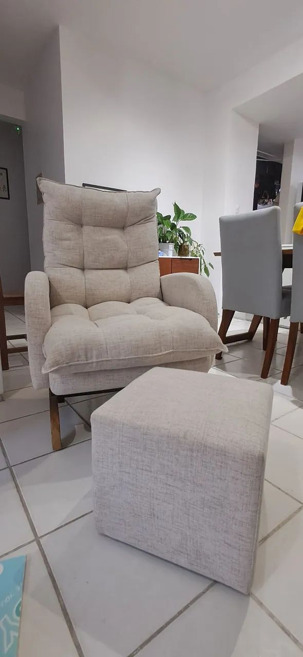 Poltrona de amamentação com balanço e puf
