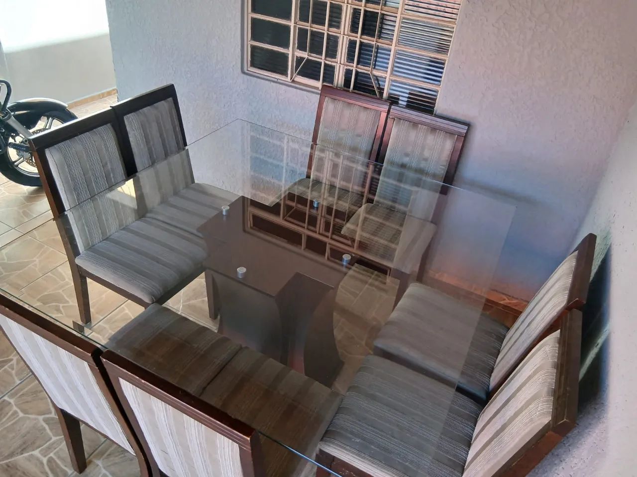 Vende-se mesa de vidro  8 Cadeiras