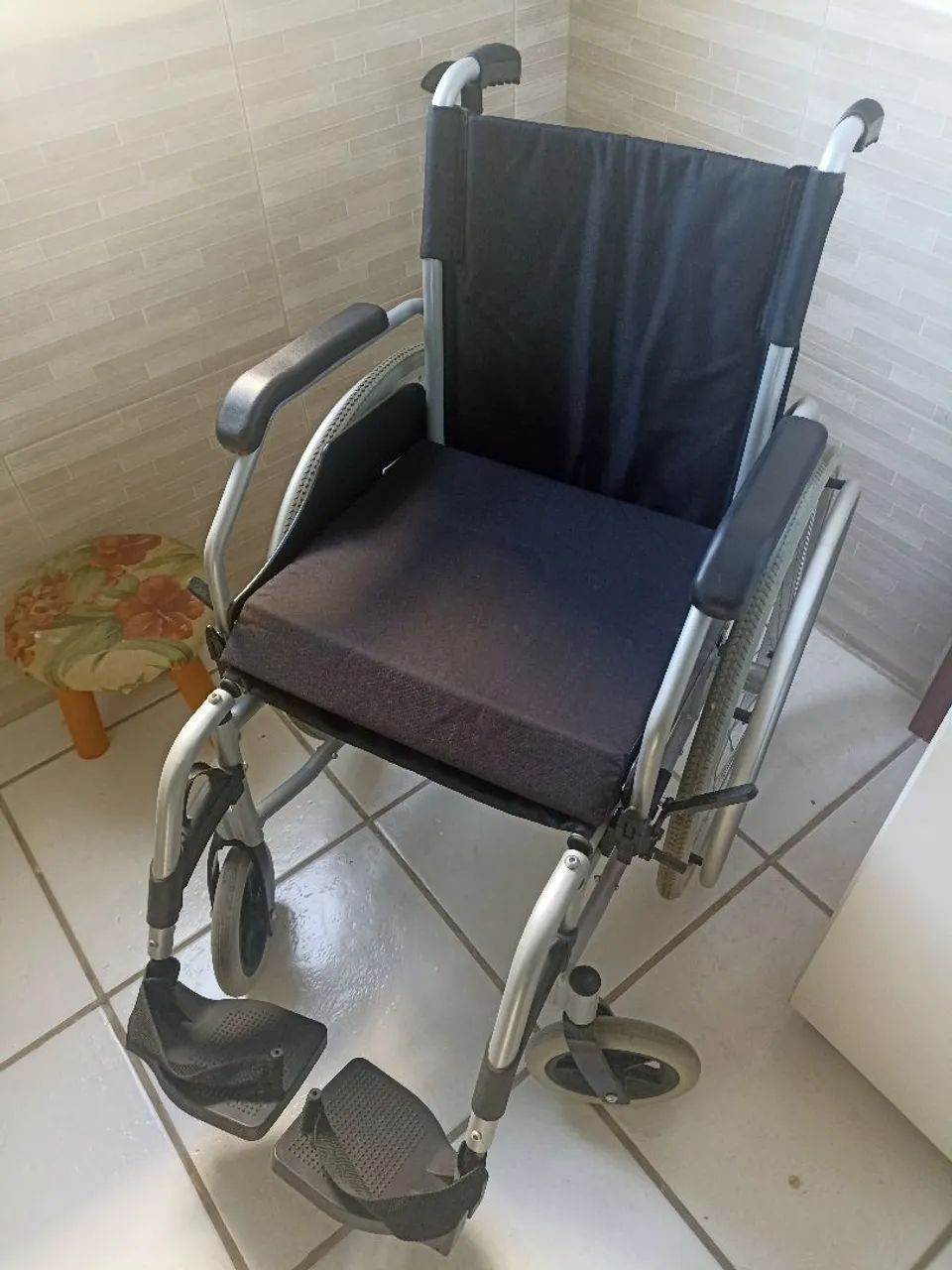 Vendo cadeira de rodas em perfeito estado  - Foto 2