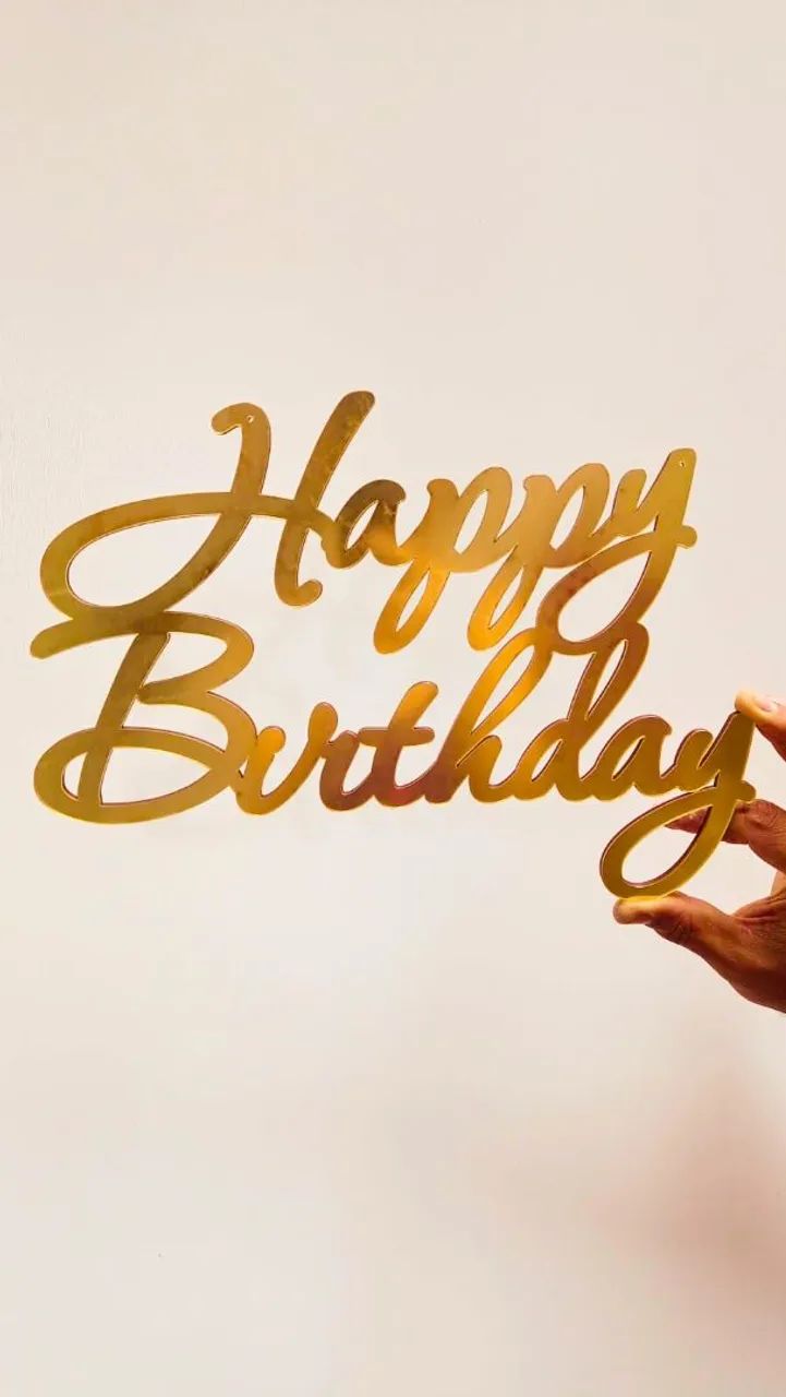 Palavra happy birthday em acrílico e base MDF 