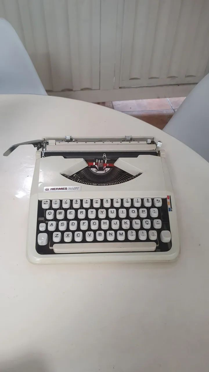 Máquina de escrever Hermes baby<br>Excelente estado.<br>Letra cursiva.