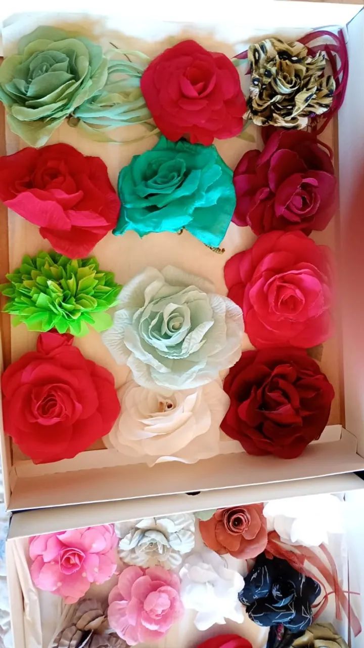FLORES FEITAS A MÃO