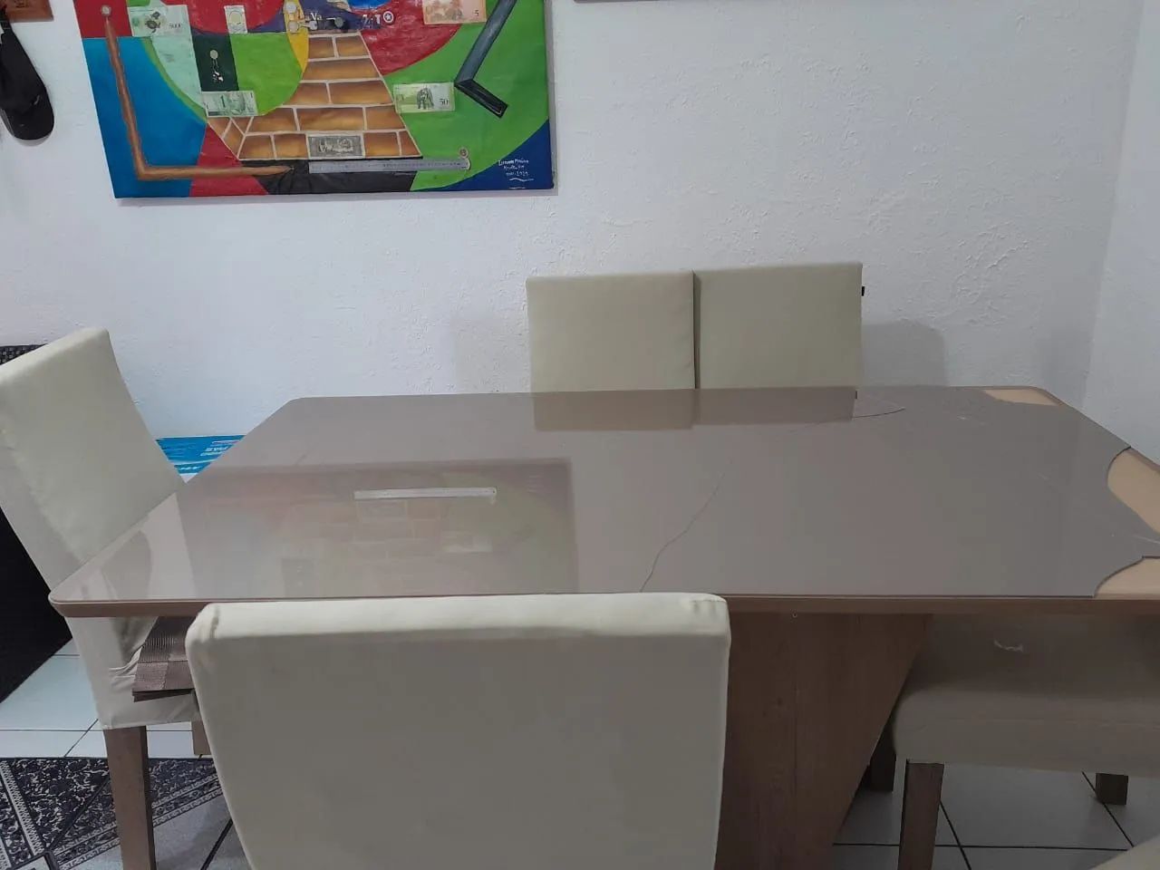 Vendo cama seminova e sala se jantar com avaria 