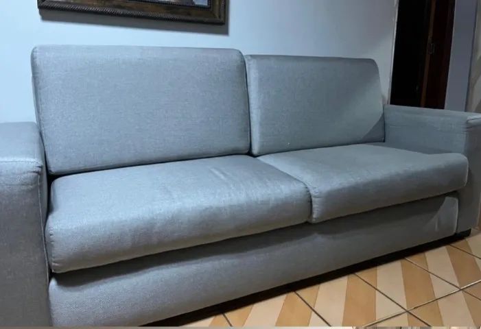 04 sofás em excelente estado de conservação, sendo 1 de 3 lugares com duas poltronas e 03  - Foto 3